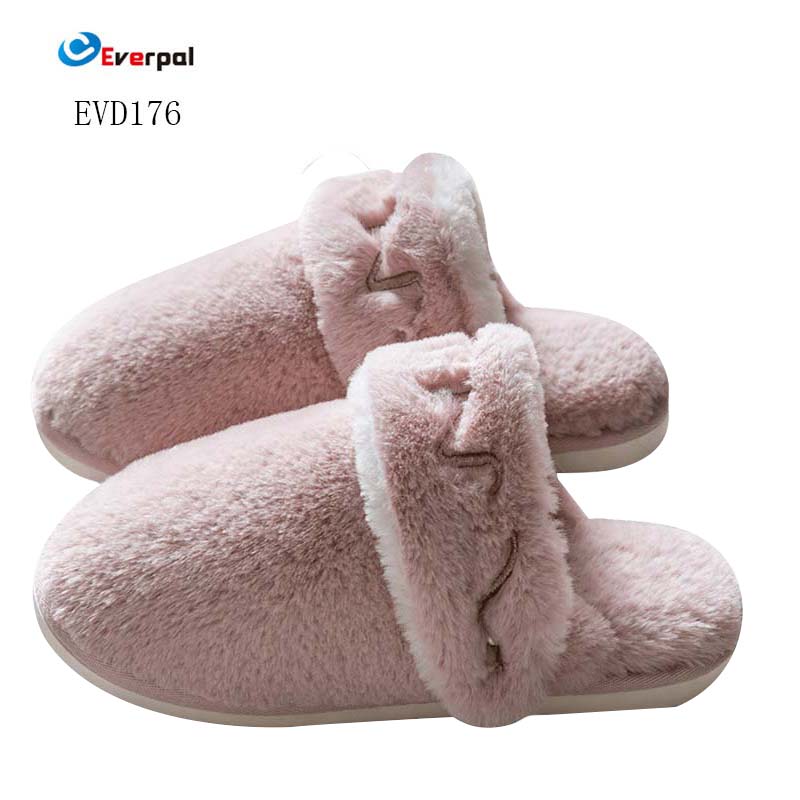 Apa bahan sing apik kanggo sandal njero ruangan plush?